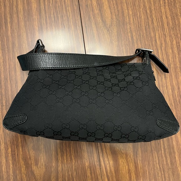 Pre loved Gucci bag. Has wear on corners but still looks nice. - Picture 6 of 6